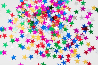 Beyaz arka plan üzerinde birçok oyuncak yıldız