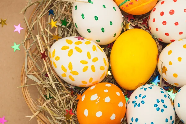 Oeufs de Pâques colorés dans le panier — Photo