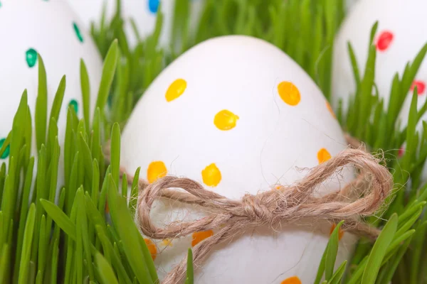 Quatro ovos de Páscoa na grama da primavera — Fotografia de Stock