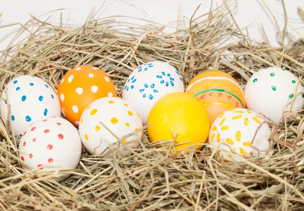 Nove uova di Pasqua maculate sul fieno — Foto Stock