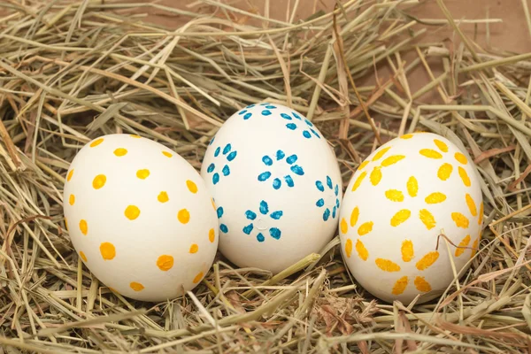 Drie gespot Pasen eieren op hooi — Stockfoto