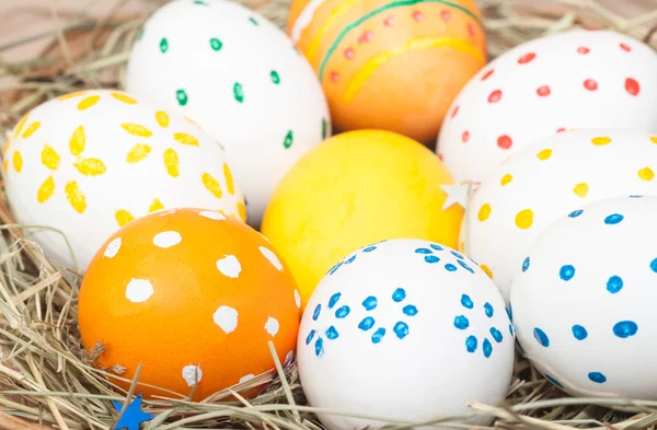 Huevos de Pascua de colores en cesta —  Fotos de Stock