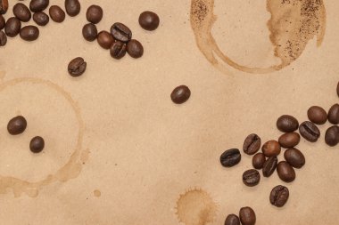 kahve çekirdekleri ve Kupası kraft arka plan üzerinde spot