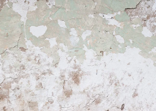 Parede de barro verde velho com pintura de descascamento — Fotografia de Stock