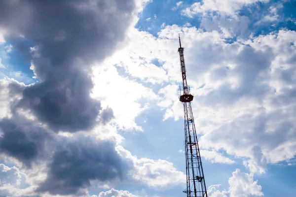 Cielo nublado y torre de telecomunicaciones —  Fotos de Stock