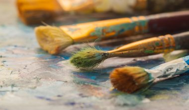 Boya fırçaları ve yağlı boya