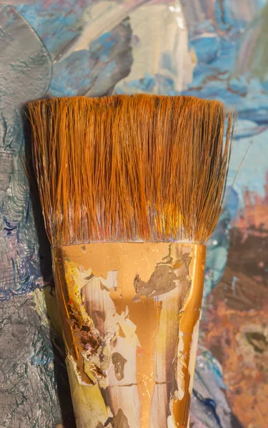 Pinturas pinceles y pinturas al óleo — Foto de Stock