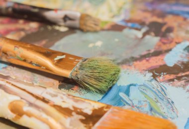 Boya fırçaları ve yağlı boya