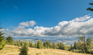 Bulutlu dağ manzarası