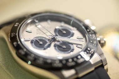 LJUBLJANA, SLOVENIA - 12 Aralık 2021: Lüks Rolex Oyster Perpetual 'ı seçici bir odaklanma ile yakın çekim. Yüksek kalite fotoğraf