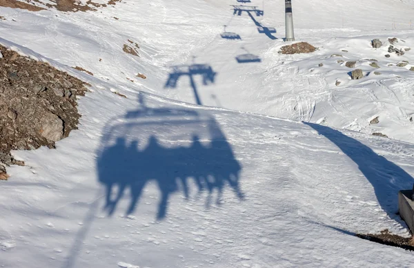 Silhoette de esquiadores en telesilla — Foto de Stock