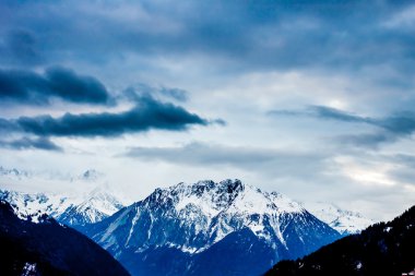 Kış Alpler üzerinden günbatımı