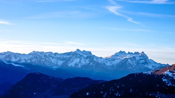 Puesta de sol sobre los Alpes de invierno — Foto de Stock