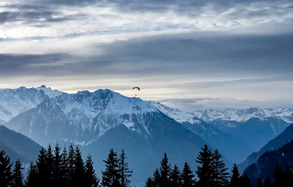 Atardecer parapente vith sobre los Alpes de invierno — Foto de Stock