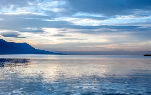 Hermosa vista al atardecer en el lago Geneva — Foto de Stock