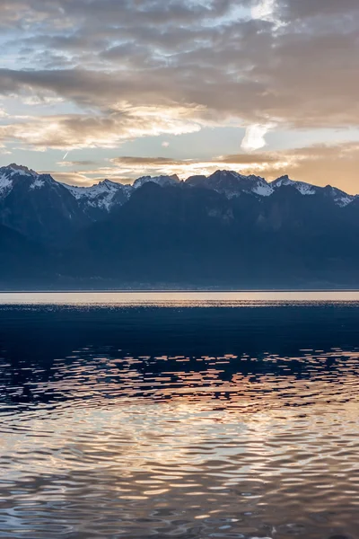 Bela vista ao pôr do sol no Lago de Genebra — Fotografia de Stock