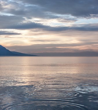 Geneva Gölü arkasında günbatımı