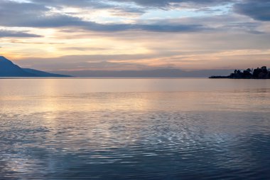 Cenevre Gölü üzerinde günbatımı güzel manzaraya