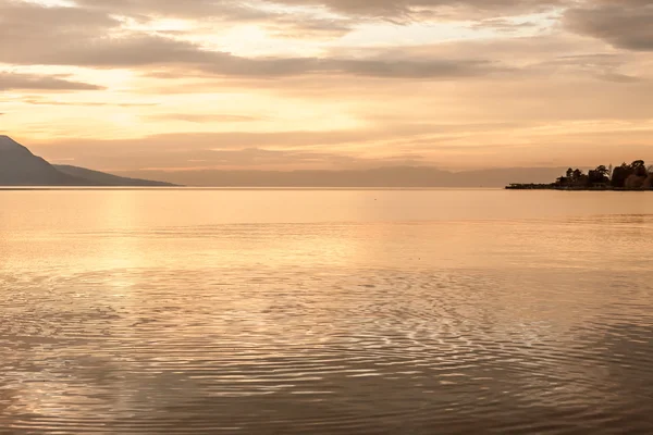 Hermosa vista al atardecer en el lago Geneva — Foto de Stock