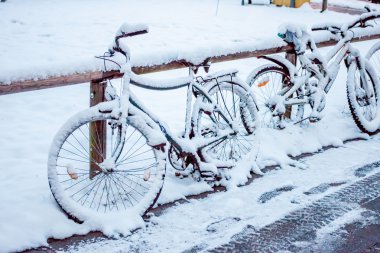 Kar altında otopark motosiklet