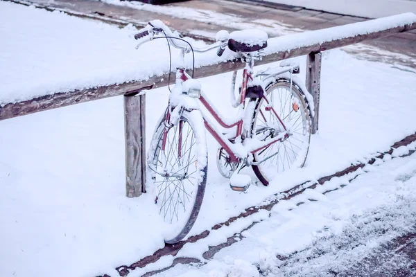 Kar altında otopark motosiklet