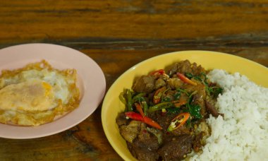 Haşlanmış biftek Kutsal Fesleğen Pirinç üzerinde Tahta zeminde