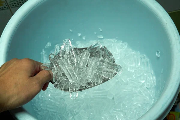 Cubo Hielo Con Cuchara Metal Mano — Foto de Stock