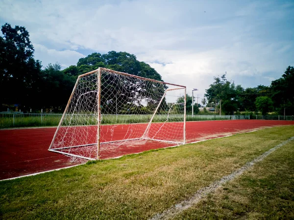 サッカーのゴールやサッカーのゴールを背景にした自然風景 — ストック写真