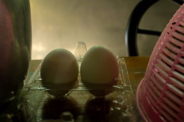 Masada iki yumurta, yansıtıcı yumurta yansıması.