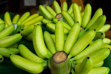 Olgun altın sarısı muzlar pazarda satılır..