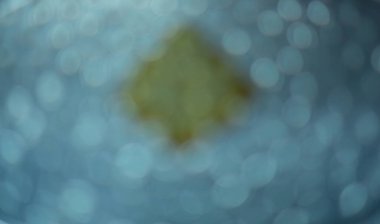 Bokeh orta kahverengide açık gri daireler çiziyor.