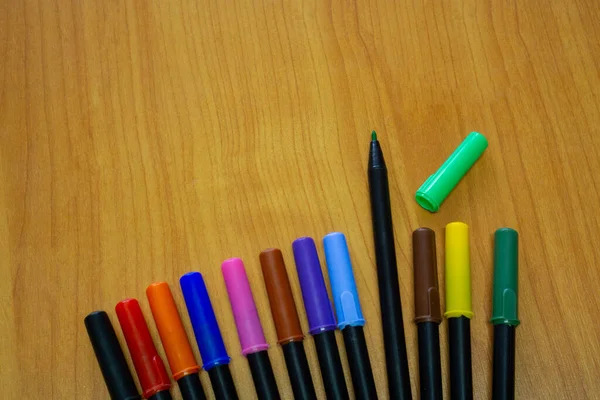 Многоцветные Ручки Мэйдзи Деревянном Столе — стоковое фото