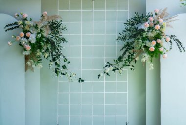 Beyaz arka planda çiçekler, düğün süslemeleri