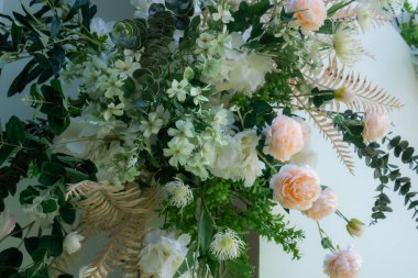 Etkinlikte dekorasyon için beyaz çiçekler