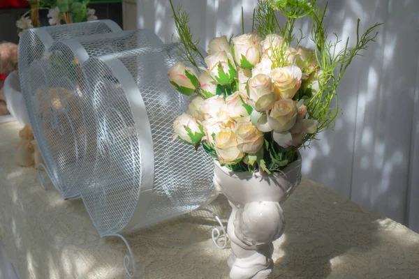 Rosas Blancas Jarrón Sobre Una Mesa Cubierta Con Tela Blanca — Foto de Stock
