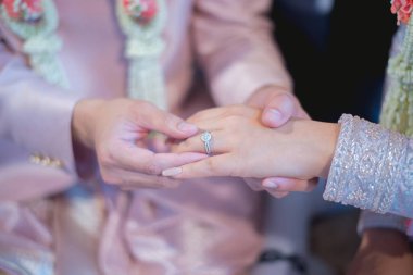 Damat geline alyans takıyor. Tayland usulü düğün