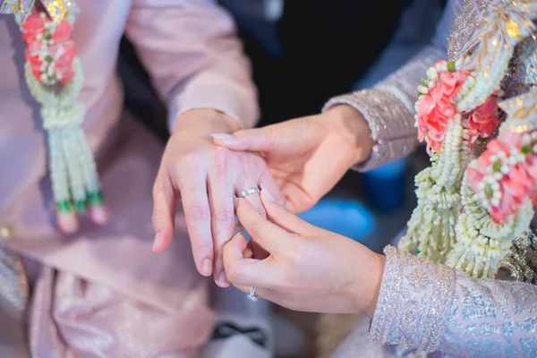 新郎は新婦に結婚指輪をしている タイ式結婚式 — ストック写真