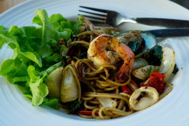 Taze spagetti ve deniz ürünleri.