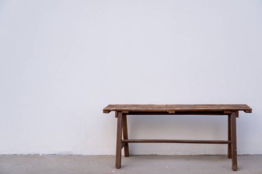 Beyaz alçılı bir bank..