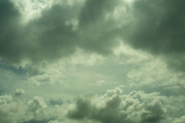 Bulutlar ve turuncu gökyüzü, fırtına