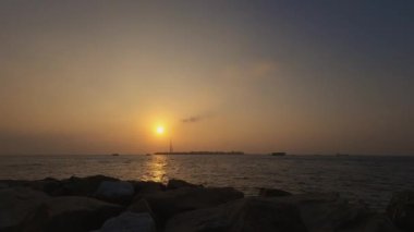 4K zaman aşımı. Hint okyanusunda romantik renkli gün batımı, Maldivler, Villingili