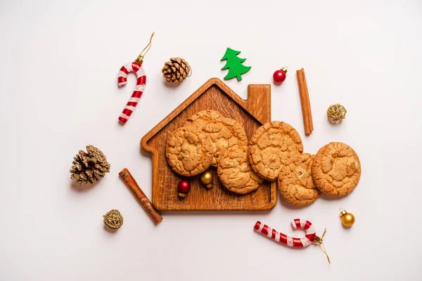 Cookies Βρίσκονται Ένα Διοικητικό Συμβούλιο Μορφή Ενός Σπιτιού Που Περιβάλλεται — Φωτογραφία Αρχείου