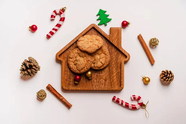 Cookies Βρίσκονται Ένα Διοικητικό Συμβούλιο Μορφή Ενός Σπιτιού Που Περιβάλλεται — Φωτογραφία Αρχείου