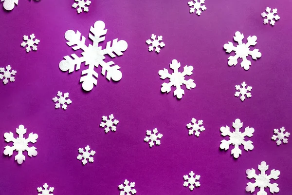 Weiße Schneeflocken Auf Violettem Hintergrund Weihnachtlicher Hintergrund — Stockfoto