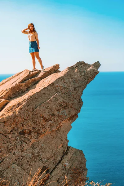 Una Joven Mujer Está Parada Una Pintoresca Cornisa Roca Sobre — Foto de Stock