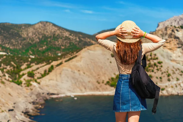 Hermosa Mujer Joven Sombrero Vacaciones Cabo Kapchik Con Una Vista — Foto de Stock