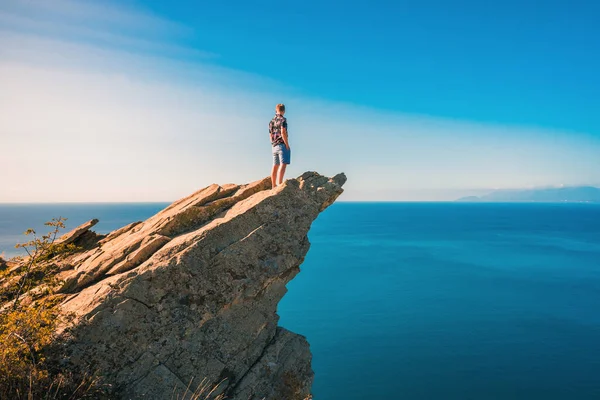 Ένας Νεαρός Άνδρας Στέκεται Ένα Γραφικό Πέτρινο Περβάζι Πάνω Από — Φωτογραφία Αρχείου