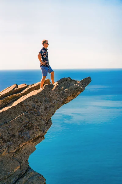 Young Man Stands Picturesque Rock Ledge Sea Sky Concept Travel — Stock Photo, Image
