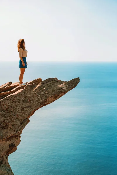 Ung Kvinna Står Pittoresk Klippavsats Ovanför Havet Mot Himlen Begreppet — Stockfoto