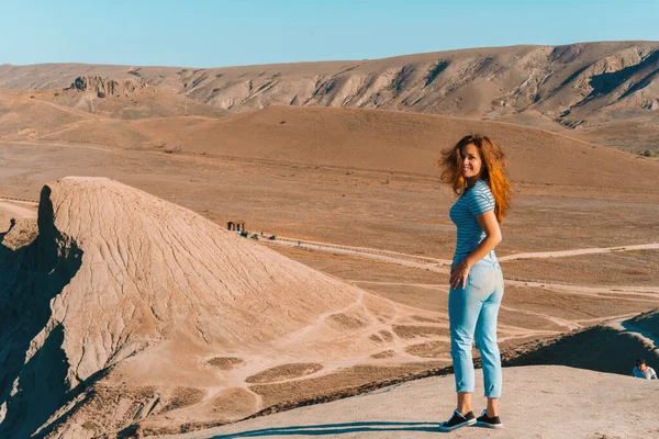 Una Joven Con Pelo Largo Encuentra Ladera Del Cabo Camaleón — Foto de Stock